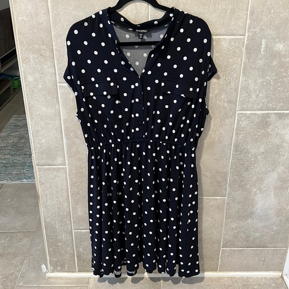 Roz & Ali Dresses & Skirts - Roz & ALI flowy dress, cap sleeve, black polka dot, clinched waist SZ 2x